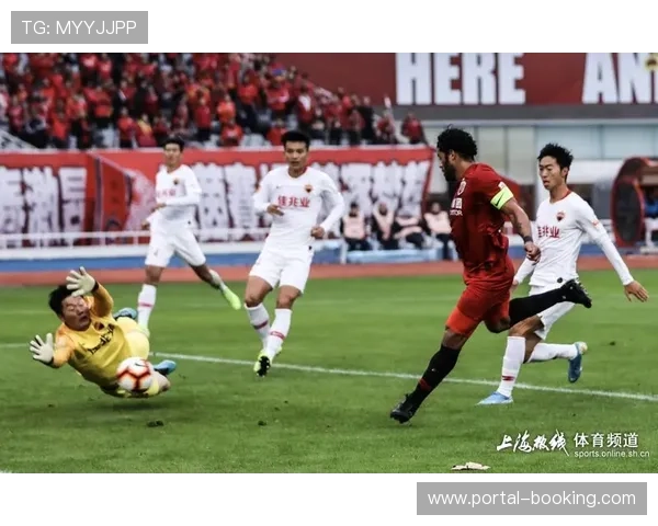 布雷斯特前锋阿若克脚后跟破门，复制经典射门尝试